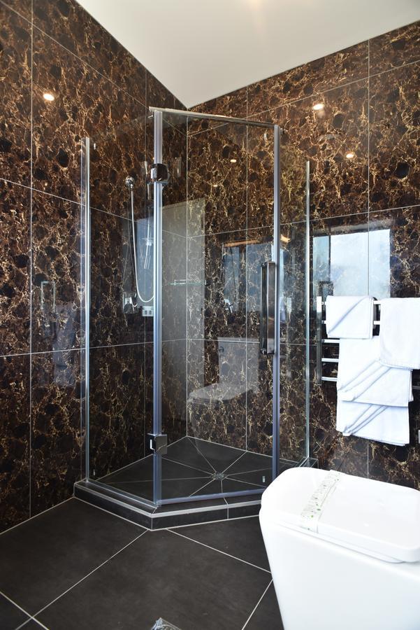 Bealey Plaza Motel Christchurch Exterior foto A shower cubicle